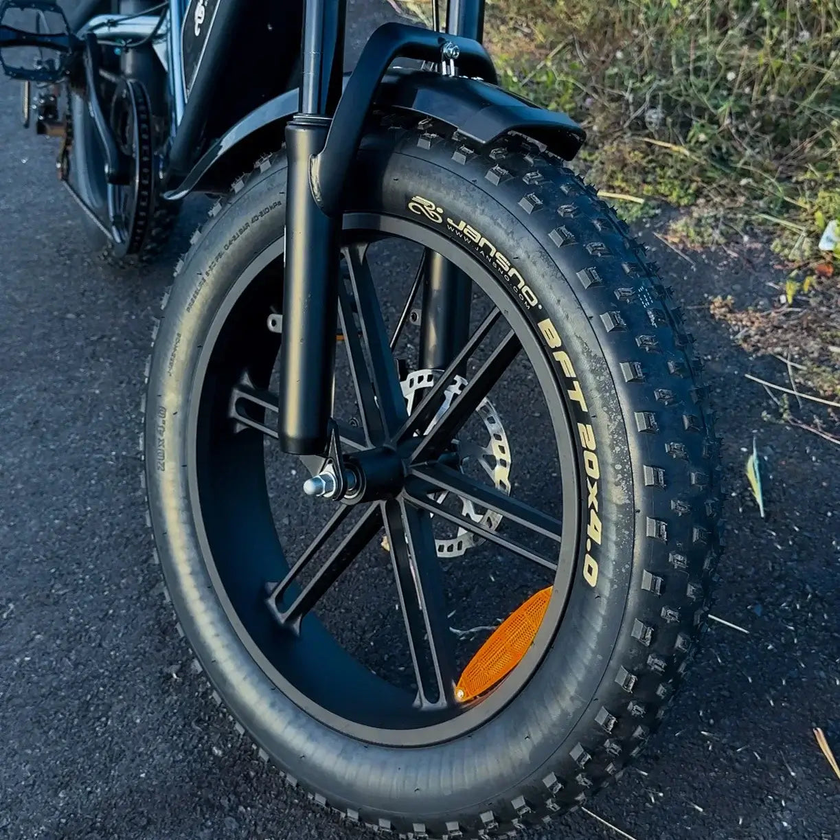 Jansno X50 Electric Bike 750W motor showcasing a robust fat tire designed for all-terrain adventures.
